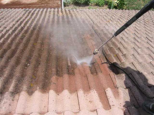 Nettoyage et démoussage de toitures à Avignon, dans le Vaucluse 84 :  traitement antimousse et nettoyage de gouttières - NOVA CLEAN - Vaucluse  84000